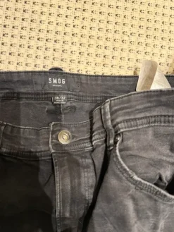 Outlet SMOG tummanharmaat farkut