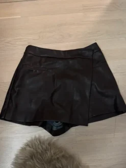 Outlet Tummanruskea tekonahka skort