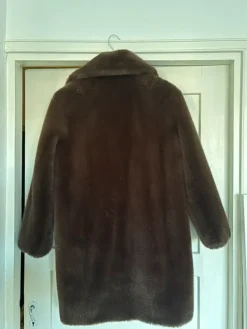 Hot Mango Tummanruskea tekoturkki