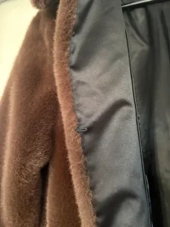 Hot Mango Tummanruskea tekoturkki