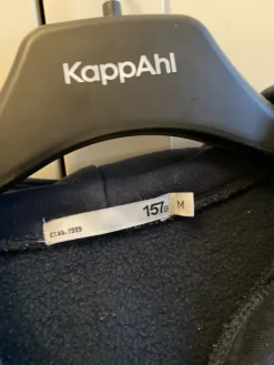 Hot Lager 157 Tummansininen huppari