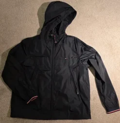 Outlet Tommy Hilfiger Tummansininen miesten tuulitakki