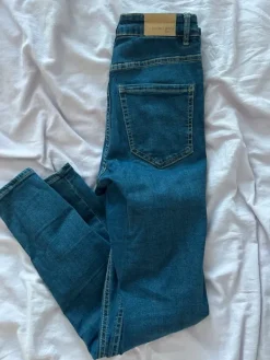 Hot Tummansiniset farkut