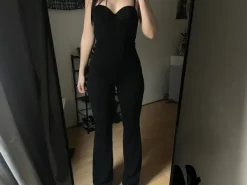 New Yorker Tyylikäs musta juhlahaalari strasseilla