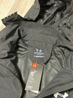 Hot Under Armour tuulitakki