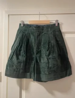 New Upeat mokkanahkaiset shortsit