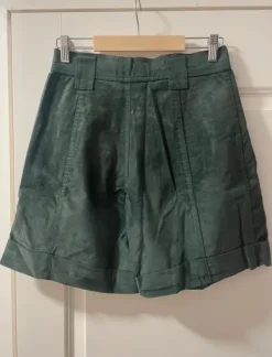 New Upeat mokkanahkaiset shortsit