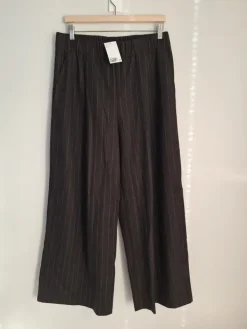 Clearance H&M Uudet väljät pull-on housut, M/L