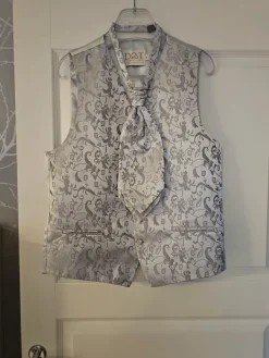 DOT Vaalea England liivi ja kravaatti (40)