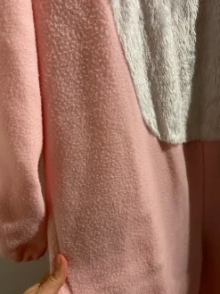 New Vaaleanpunainen pantteri -naamiaisasu