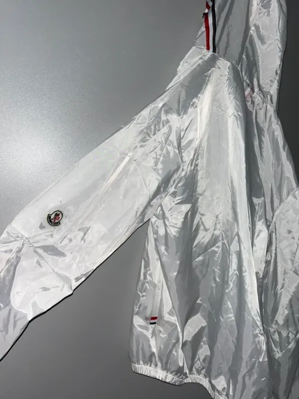Online Moncler Valkoinen tuulitakki. M koko mutta fittaa S.