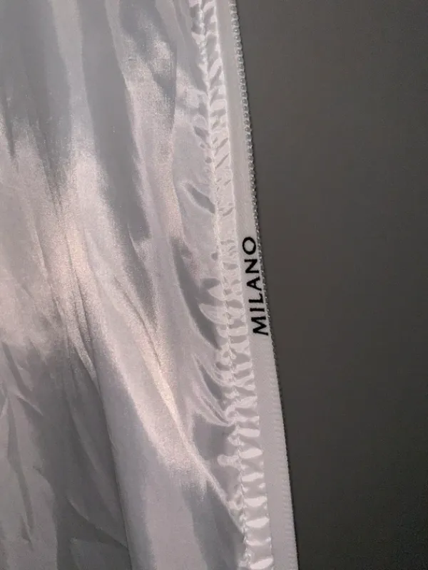 Online Moncler Valkoinen tuulitakki. M koko mutta fittaa S.