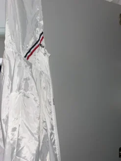 Online Moncler Valkoinen tuulitakki. M koko mutta fittaa S.