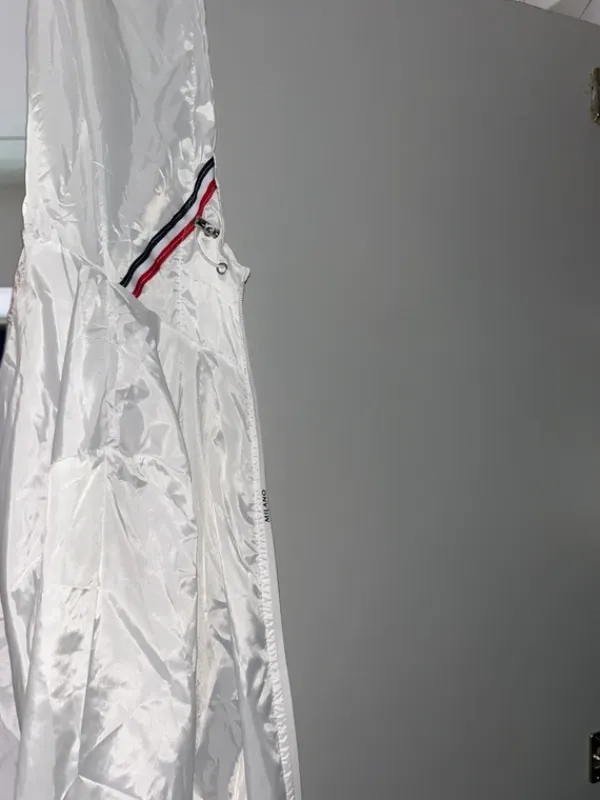 Online Moncler Valkoinen tuulitakki. M koko mutta fittaa S.