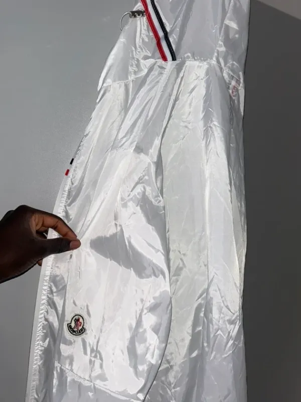 Online Moncler Valkoinen tuulitakki. M koko mutta fittaa S.