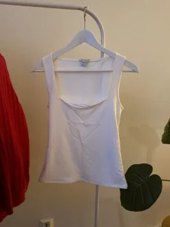 Sale Valkoinen toppi