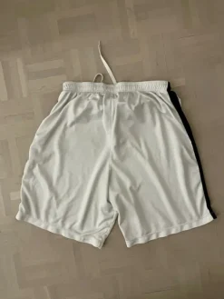 Discount Nike Valkoiset shortsit