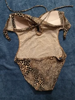 Discount Vähän käytetty kauniinmallinen uimapuku