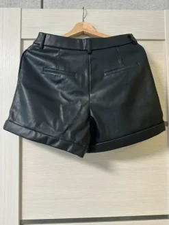 Online Vila nahkasortsit