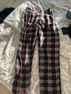 ei tiedossa Yöhousut