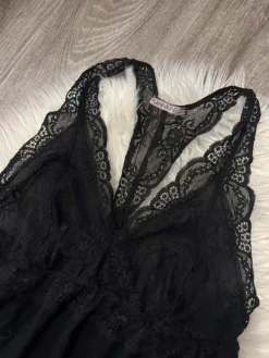 Anna Field Yömekko pitsillä