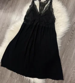 Anna Field Yömekko pitsillä